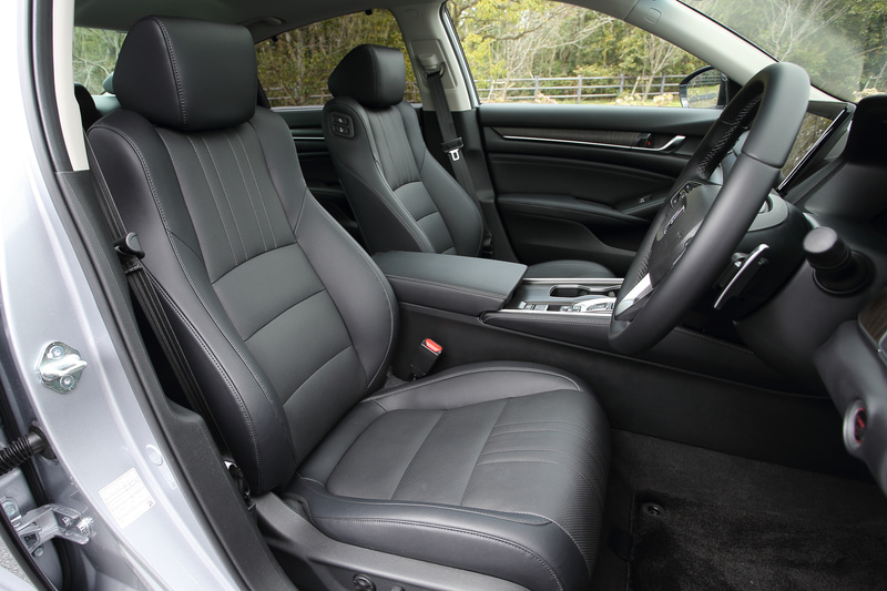 インテリアは画像の「ブラック」と「アイボリー」の2色が設定され、どちらも本革シートとなる