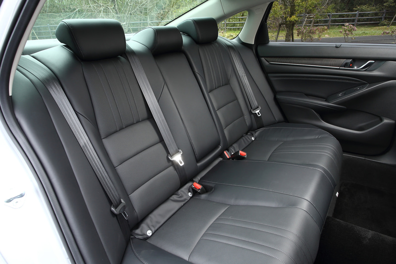 ホイールベースが延長されたことで、後部席の膝前にも余裕のある広々とした空間が確保される