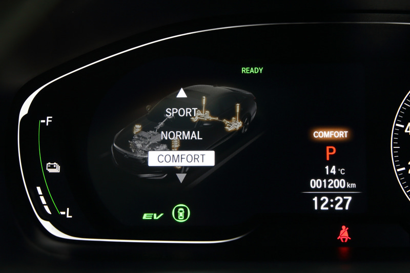 日本仕様のみに搭載されるコンフォートモードでは、サスペンションが黄色く光り、コンピュータの介入する領域がひと目で分かる