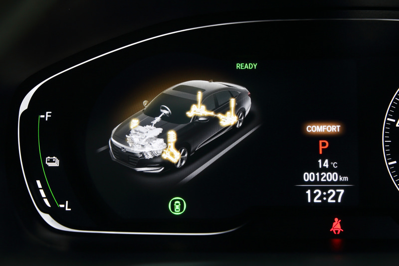 日本仕様のみに搭載されるコンフォートモードでは、サスペンションが黄色く光り、コンピュータの介入する領域がひと目で分かる