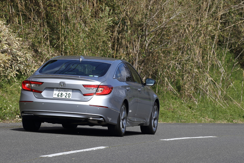 普段はほとんどステアリングを握っているが、今回は編集者に運転してもらいリアシートの乗り心地もチェックしてみた