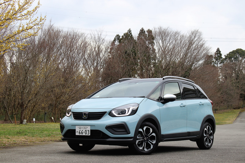 CROSSTARはアクティブにアウトドアで遊んでいる雰囲気を演出