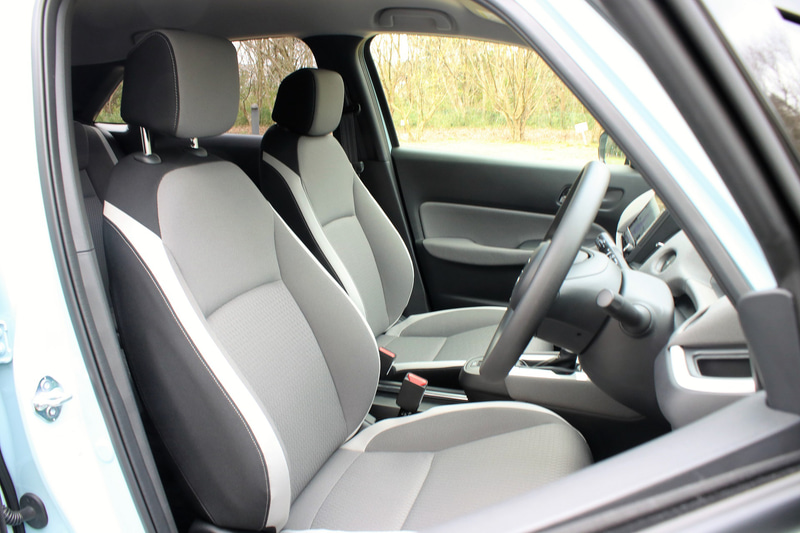 CROSSTARはアクティブにアウトドアで遊んでいる雰囲気を演出