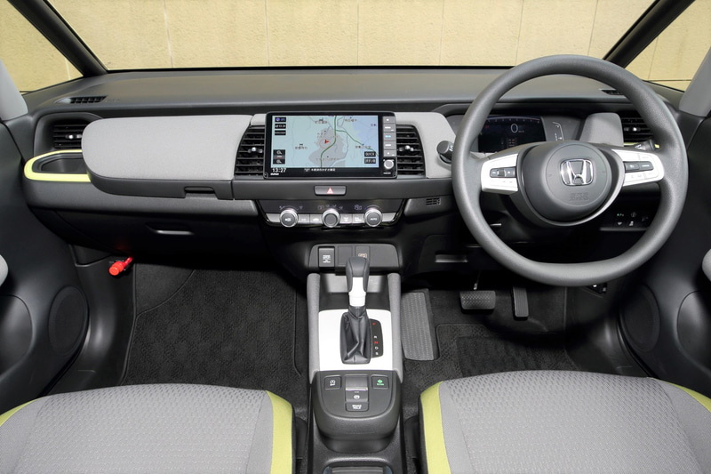 フラットな面が出ている新型フィットのインストルメントパネル