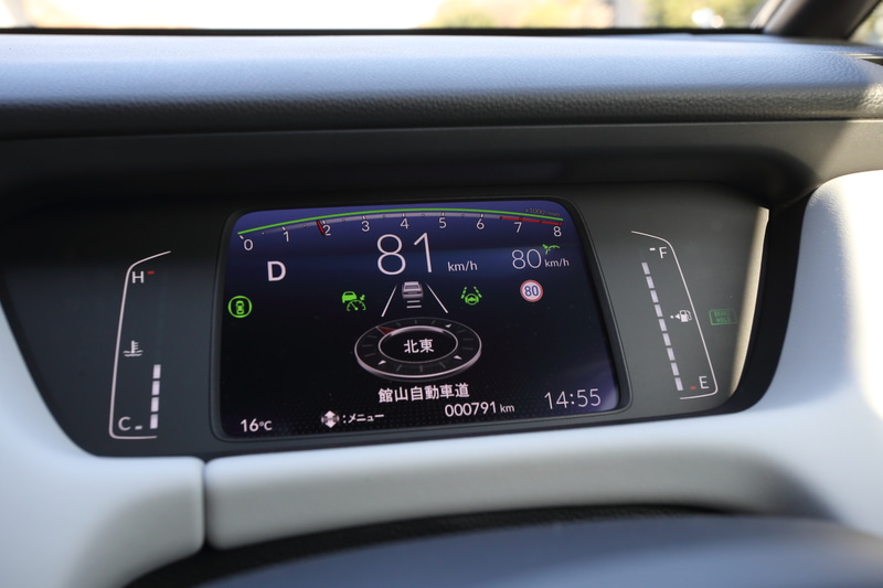 コンパクトな液晶メーターがフラットなインパネ造形に貢献した