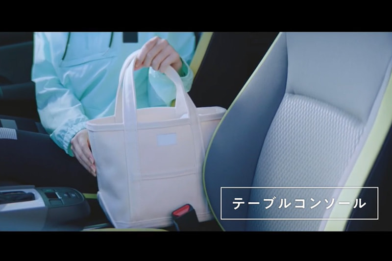 電動パーキングブレーキになったことで運転席と助手席の間も利用できるようになった