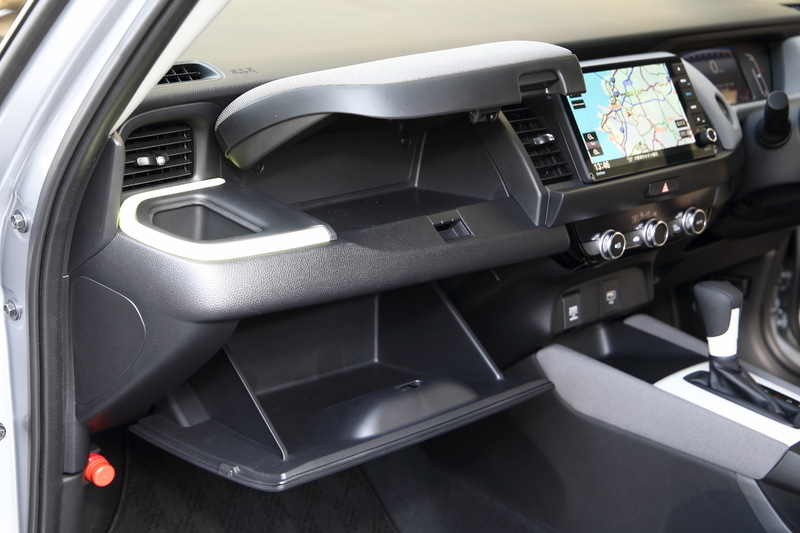 助手席の前には手が届きやすい収納を配置。上段にはティッシュ箱がすっぽり収まる