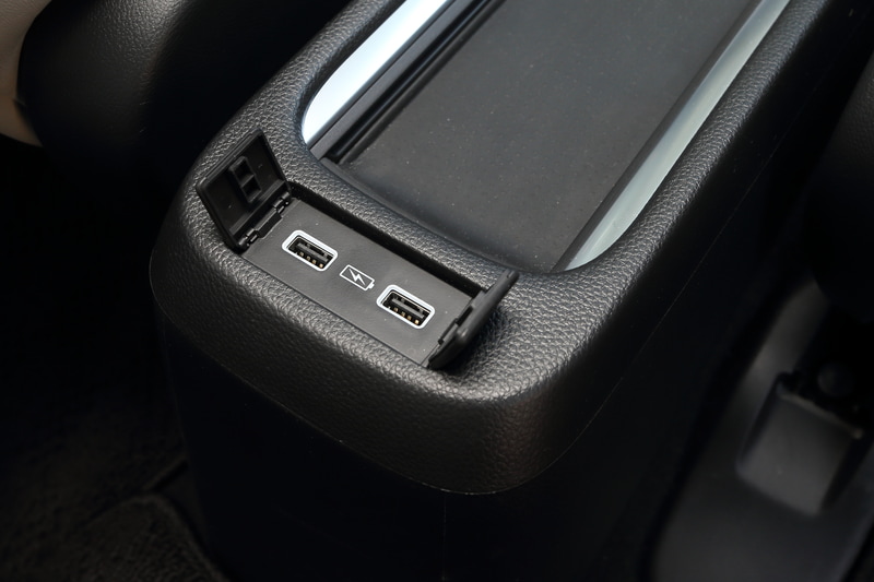 運転席と助手席の間にあるUSBポートは、前席も後席もどちらからも使いやすい配置