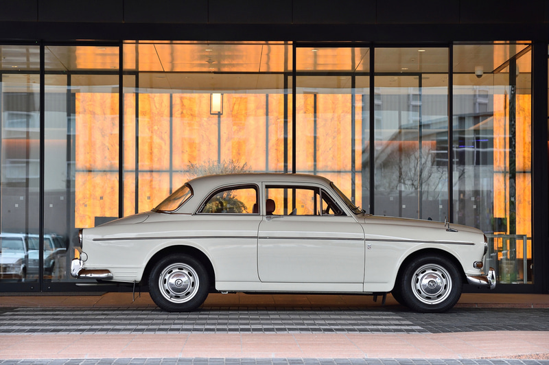 今回試乗したのはボルボ・クラシック・ガレージがレストアを行なった1970年式の122S、通称「アマゾン」。2ドア仕様のボディサイズは4450×1630×1480mm（全長×全幅×全高）。ワンオーナーもので約35万5000km走行したモデルだ