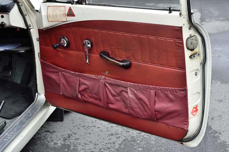 赤いレザーシートが目を引くインテリア。随所に歴史を感じるものの、全体的にきれいにまとめられている