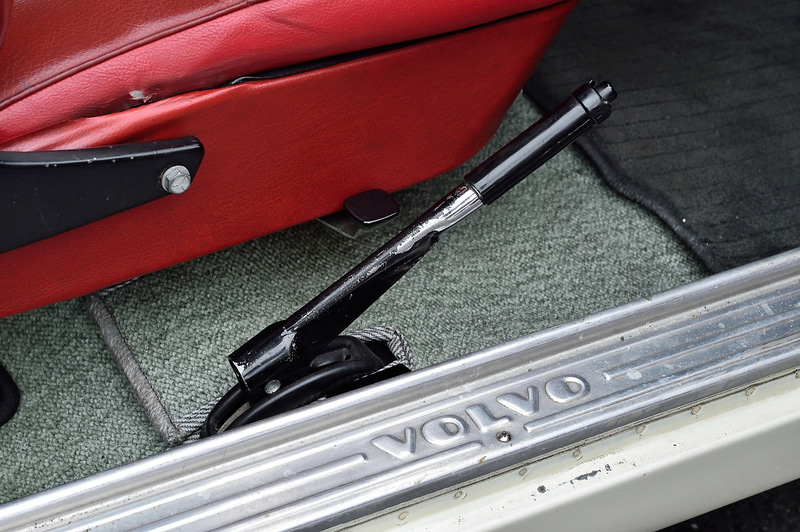 赤いレザーシートが目を引くインテリア。随所に歴史を感じるものの、全体的にきれいにまとめられている