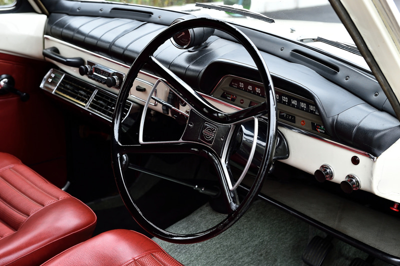 赤いレザーシートが目を引くインテリア。随所に歴史を感じるものの、全体的にきれいにまとめられている