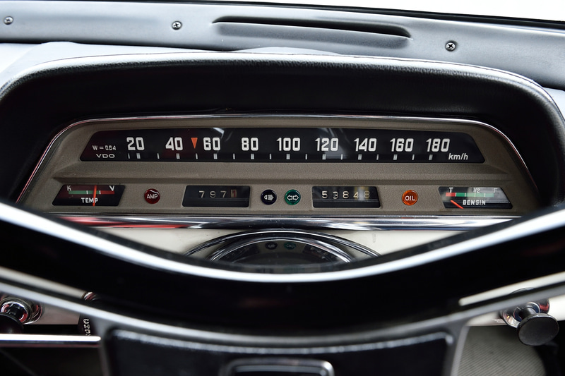 赤いレザーシートが目を引くインテリア。随所に歴史を感じるものの、全体的にきれいにまとめられている