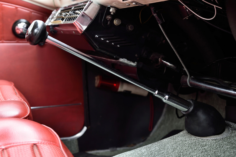 赤いレザーシートが目を引くインテリア。随所に歴史を感じるものの、全体的にきれいにまとめられている