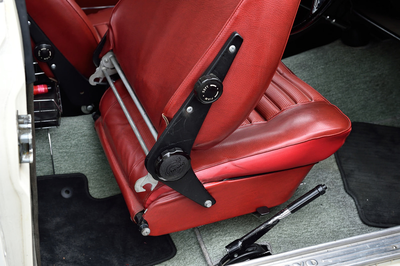 赤いレザーシートが目を引くインテリア。随所に歴史を感じるものの、全体的にきれいにまとめられている