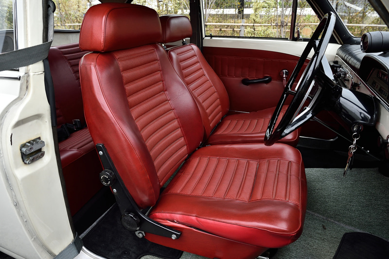 赤いレザーシートが目を引くインテリア。随所に歴史を感じるものの、全体的にきれいにまとめられている