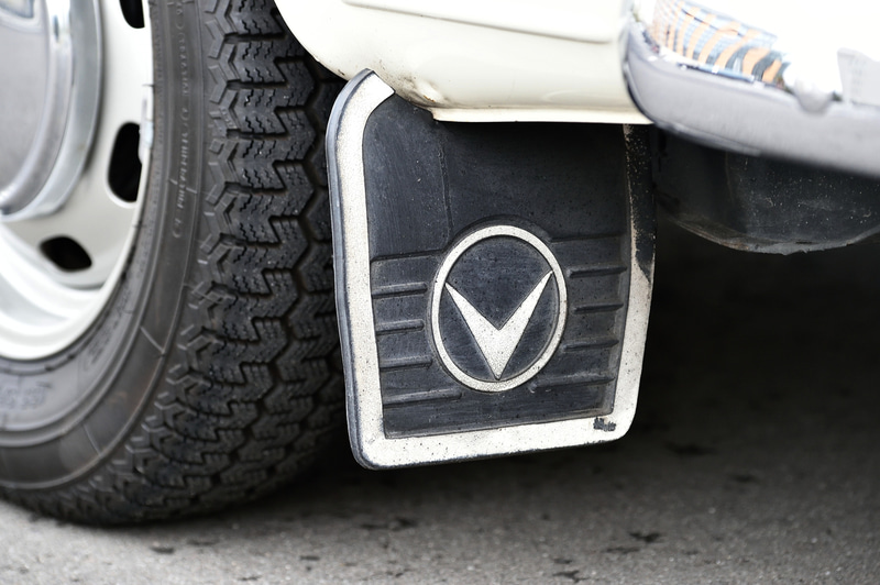 今回試乗したのはボルボ・クラシック・ガレージがレストアを行なった1970年式の122S、通称「アマゾン」。2ドア仕様のボディサイズは4450×1630×1480mm（全長×全幅×全高）。ワンオーナーもので約35万5000km走行したモデルだ