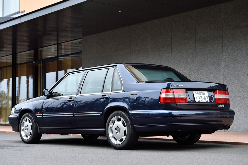 アマゾンと同時に貸し出された「S90 CLASSIC」（1998年式）。こちらは直列6気筒DOHC 3.0リッター「B6304」型エンジンを搭載し、最高出力200PS/6000rpm、最大トルク27.2kgfm/4300rpmを発生。ボディサイズは4870×1755×1435mm（全長×全幅×全高）