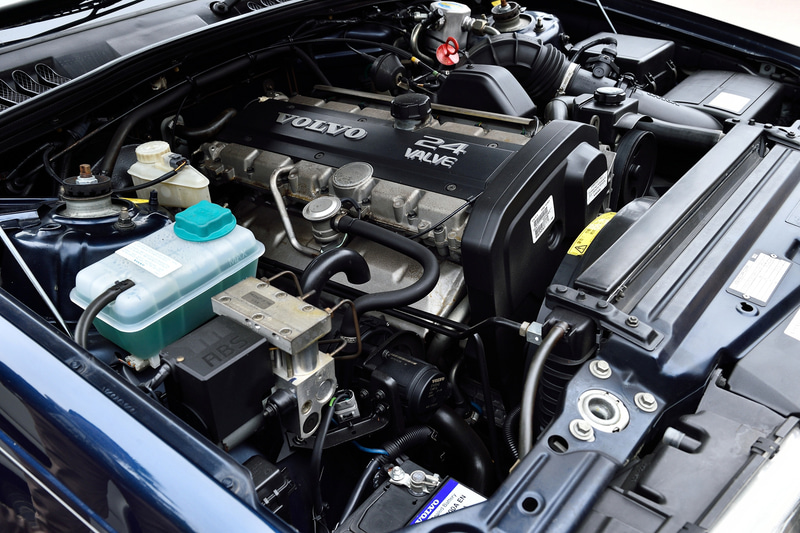 アマゾンと同時に貸し出された「S90 CLASSIC」（1998年式）。こちらは直列6気筒DOHC 3.0リッター「B6304」型エンジンを搭載し、最高出力200PS/6000rpm、最大トルク27.2kgfm/4300rpmを発生。ボディサイズは4870×1755×1435mm（全長×全幅×全高）