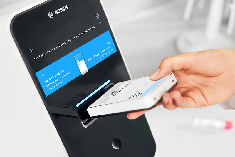 検体を入れたカートリッジを装置に挿入して分析