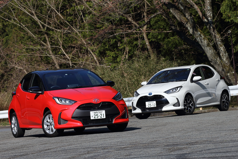 今回試乗したのは2月10日に販売を開始したトヨタ自動車「ヤリス」。ブラック×コーラルクリスタルシャインが2WD（FF）の「G」（175万6000円）、ホワイトパールクリスタルシャインが2WDの「HYBRID Z」（229万5000円）。2WD車のボディサイズは3940×1695×1500mm（全長×全幅×全高。4WD車の全高は1515mm）で、ホイールベースは2550mm