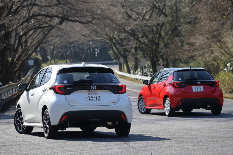 新しいヤリスでは新世代のGA-Bプラットフォームを採用し、ボディ骨格に高張力鋼板を積極的に使用したほか、車両前方側から衝突した時の衝撃を分散して受け取るトヨタコンパクト初の「フロントサイドメンバ×メンバリヤ結合」などの新しい構造を導入。軽量化では車両重量を現行モデルから50kg低減することを目標とし、グレードによって940kg～1090kgを達成。同時に重心高を15mm低下させ、ボディのねじり剛性は30％以上強化したという