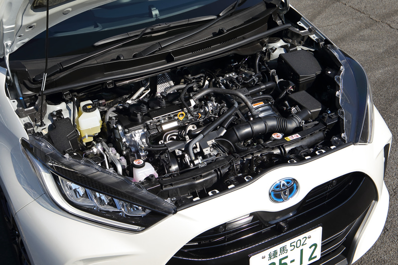 ハイブリッドモデルは直列3気筒1.5リッター「M15A-FXE」型エンジン（最高出力67kW［91PS］/5500rpm、最大トルク120Nm［12.2kgfm］/3800-4800rpm）にモーターの組み合わせ