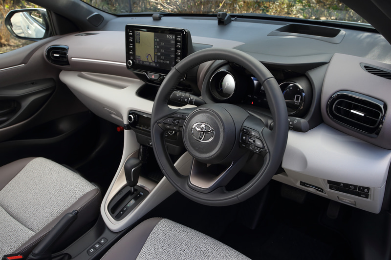 HYBRID Zのインテリア。内装色はクレアトープで、シート表皮はオプション設定の「合成皮革＋ツィード調ファブリック」