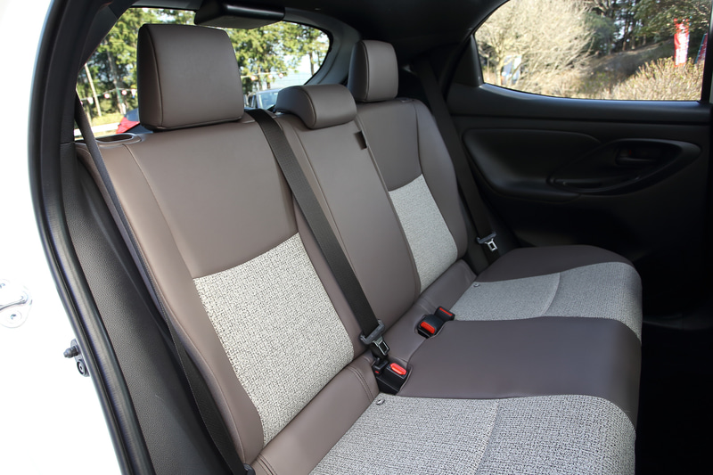 HYBRID Zのインテリア。内装色はクレアトープで、シート表皮はオプション設定の「合成皮革＋ツィード調ファブリック」