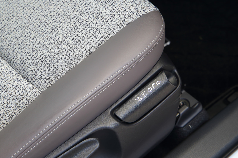 HYBRID Zのインテリア。内装色はクレアトープで、シート表皮はオプション設定の「合成皮革＋ツィード調ファブリック」