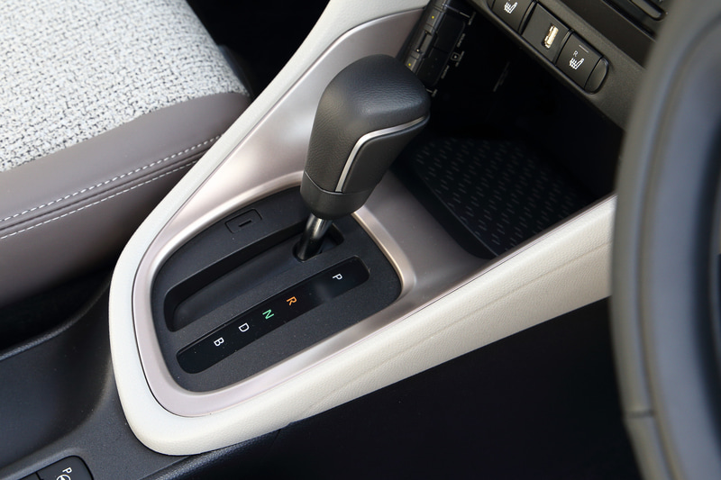 HYBRID Zのインテリア。内装色はクレアトープで、シート表皮はオプション設定の「合成皮革＋ツィード調ファブリック」