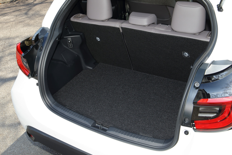 HYBRID Zのインテリア。内装色はクレアトープで、シート表皮はオプション設定の「合成皮革＋ツィード調ファブリック」