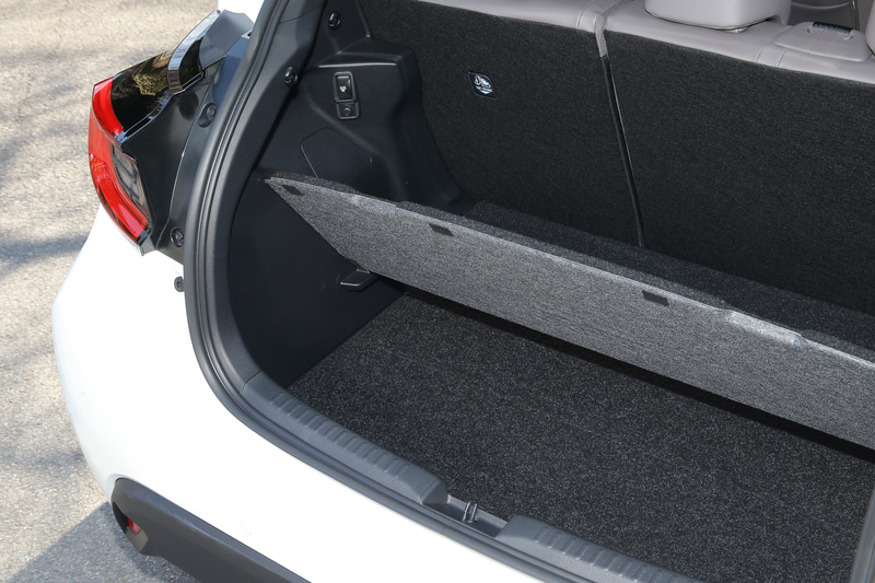 HYBRID Zのインテリア。内装色はクレアトープで、シート表皮はオプション設定の「合成皮革＋ツィード調ファブリック」