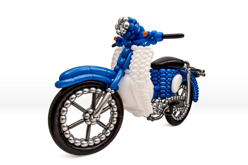 風船でできたスーパーカブ「浮かれたスーパーカブ」