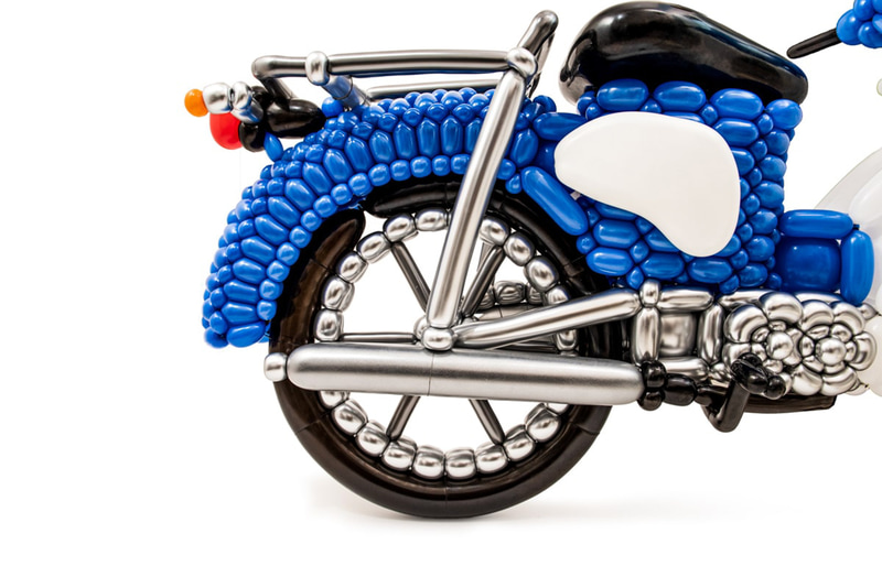 風船でできたスーパーカブ「浮かれたスーパーカブ」