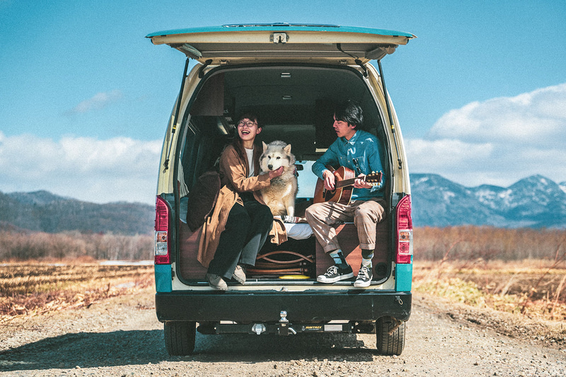 サブバッテリー（走行充電・外部充電）、DC/ACインバーター、車内100V電源、FFヒーター、シンク、冷蔵庫（40L）を装備している