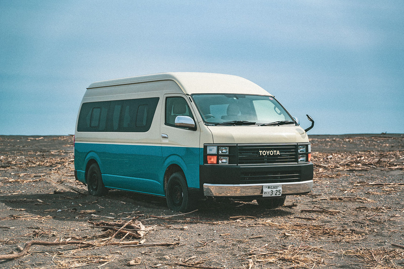 サブバッテリー（走行充電・外部充電）、DC/ACインバーター、車内100V電源、FFヒーター、シンク、冷蔵庫（40L）を装備している