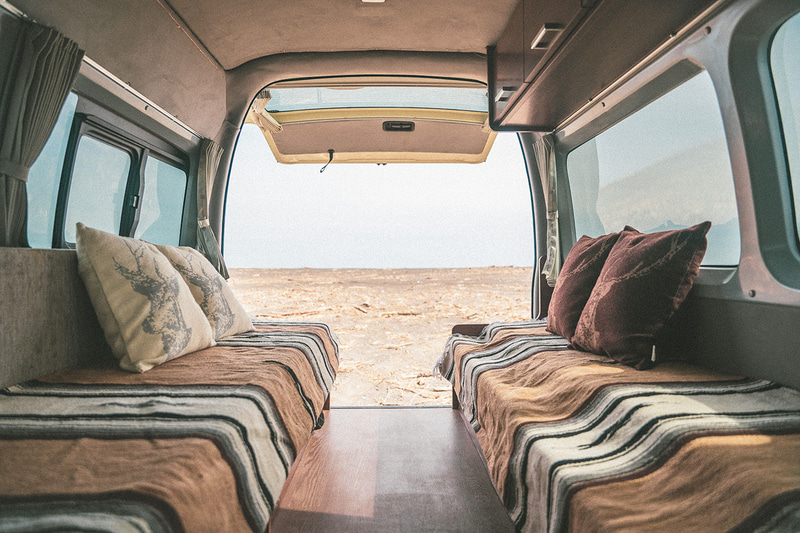 サブバッテリー（走行充電・外部充電）、DC/ACインバーター、車内100V電源、FFヒーター、シンク、冷蔵庫（40L）を装備している