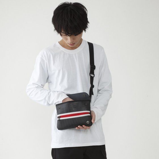 中にはカード入れなども備わっている。価格はどちらのモデルも1万5400円