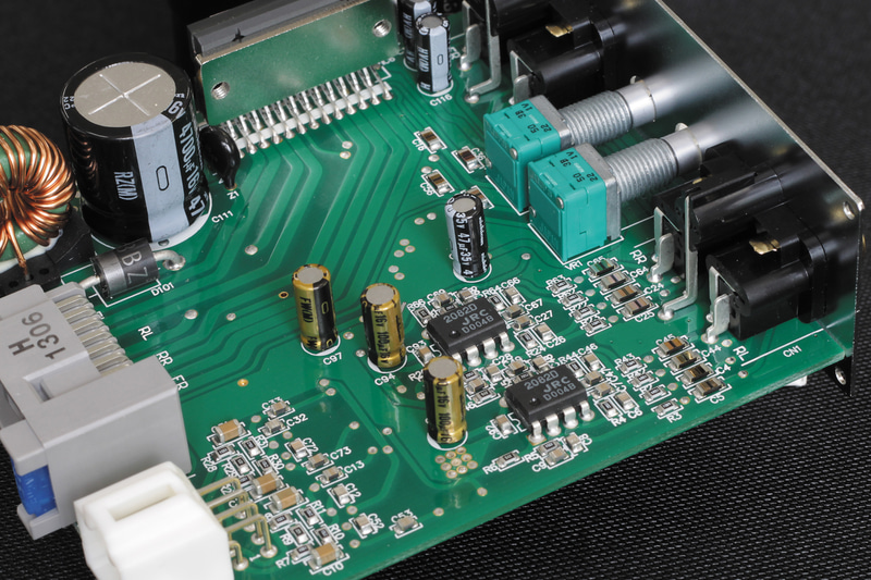 PA2では音質アップに向け、高音質フィルムコンデンサやFETオペアンプ、オーディオ用電解コンデンサなどを採用する