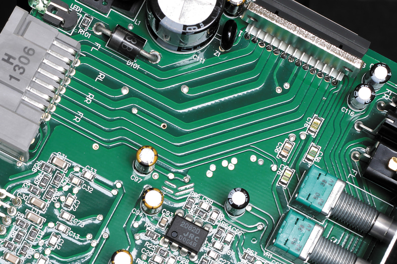 PA2では音質アップに向け、高音質フィルムコンデンサやFETオペアンプ、オーディオ用電解コンデンサなどを採用する