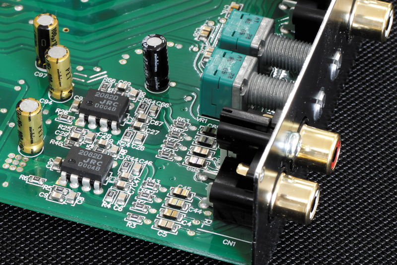 PA2では音質アップに向け、高音質フィルムコンデンサやFETオペアンプ、オーディオ用電解コンデンサなどを採用する