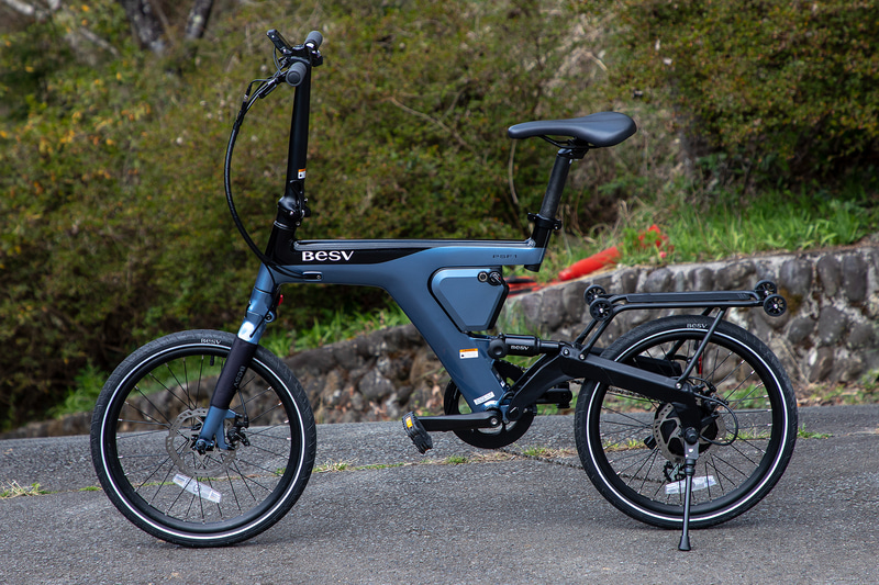 BESV JAPANが扱うe-bikeの「PSF1」。フレームはアルミ製でサイズは1570×565×1120mm（全長×全幅×全高）。折りたたみができるモデルで、折りたたんだ状態では840×340×770mm（全長×全幅×全高）となる。重量は18.3kg。価格は24万5000円（税別）。なお、ブランド名のBESVとは「Beautiful」「Ecology」「Smart」「Vision」のそれぞれの頭文字を合わせたものだ