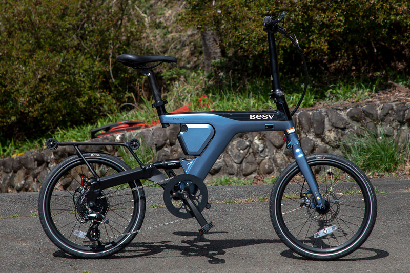 BESV JAPANが扱うe-bikeの「PSF1」。フレームはアルミ製でサイズは1570×565×1120mm（全長×全幅×全高）。折りたたみができるモデルで、折りたたんだ状態では840×340×770mm（全長×全幅×全高）となる。重量は18.3kg。価格は24万5000円（税別）。なお、ブランド名のBESVとは「Beautiful」「Ecology」「Smart」「Vision」のそれぞれの頭文字を合わせたものだ