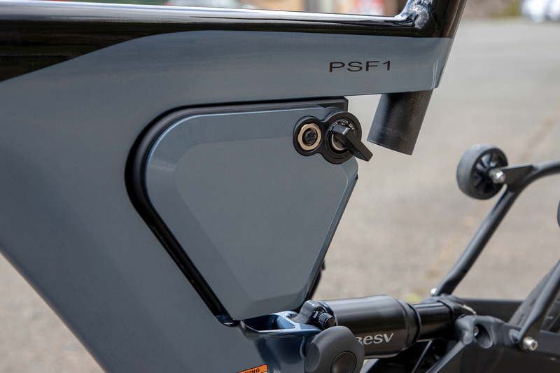 バッテリーはフレームに配置。着脱も可能でキーONで電源が入る。しばらく使わないと自動でOFFになり、無駄に消耗しない仕様。1回の充電で約90kmアシストが効く（使用状況によってアシスト距離は変化する）