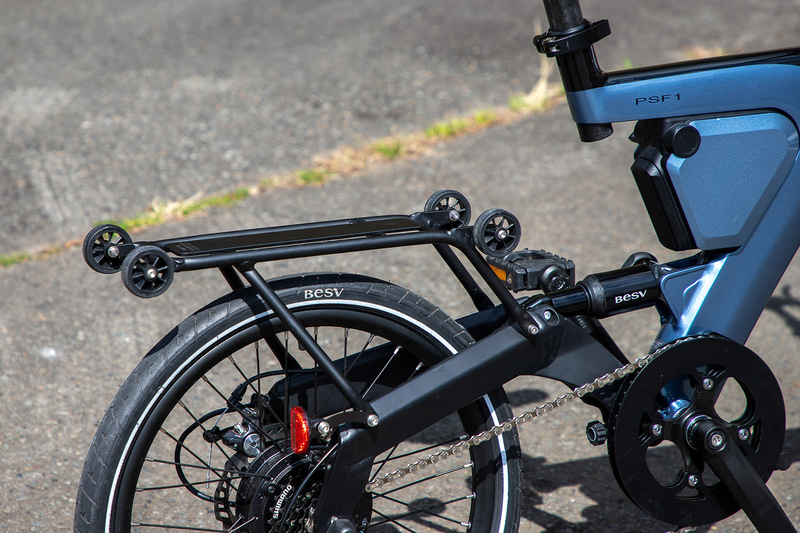 PSF1はリアサスペンション付き。折りたたみ機能がない「PS1」「PSA1」という同型車ではフロントショックも備える。試乗車に付いているキャスター付きのリアキャリアはオプション品