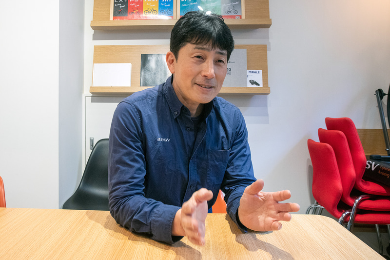 PSF1の使い方や折りたたみ方法などをレクチャーしてくれたBESV JAPANの石井氏