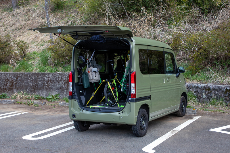 今回は折りたたむことなく、バイクのようにタイダウンベルト（巻き上げ機能つき荷物ベルト）で固定するスタイルで積んでみた。助手席シートを出した状態でもハンドルを切ることで積載できた。PS1やPSA1を積む場合も同様だろう