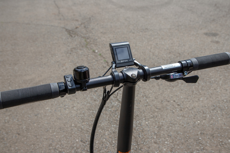 ハンドルまわりにはアシストモードの切替スイッチや情報を表示する小型ディスプレイ、シフトレバーが装着される