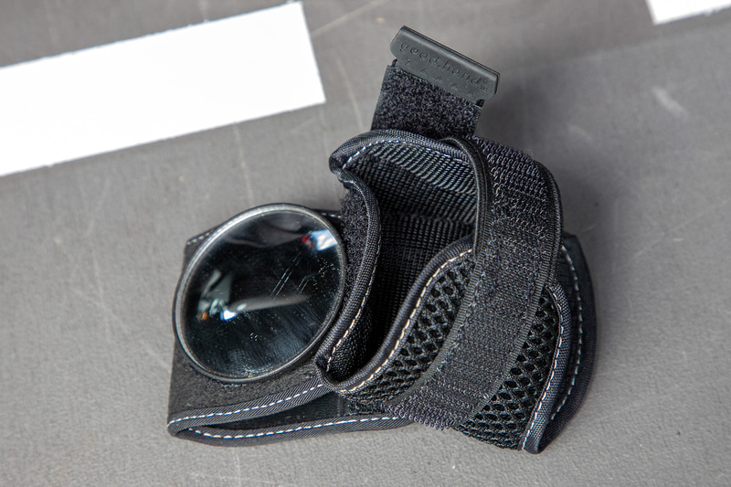 日ごろはクルマやバイクがメインなので、バックミラーがないと落ち着かないし恐さもある。そこで腕に巻きつける自転車用バックミラーを用意した